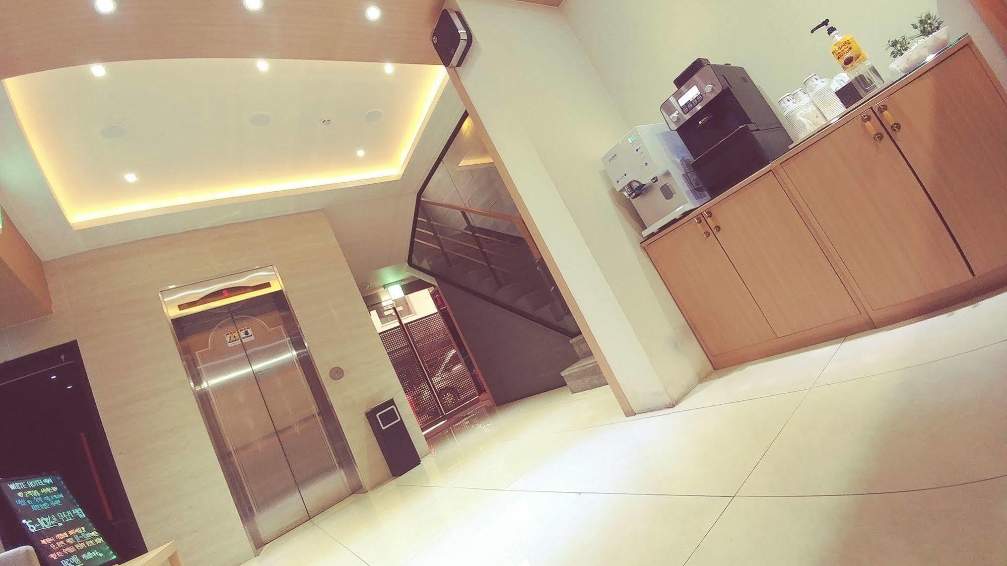 White Hotel Suwon Exterior foto
