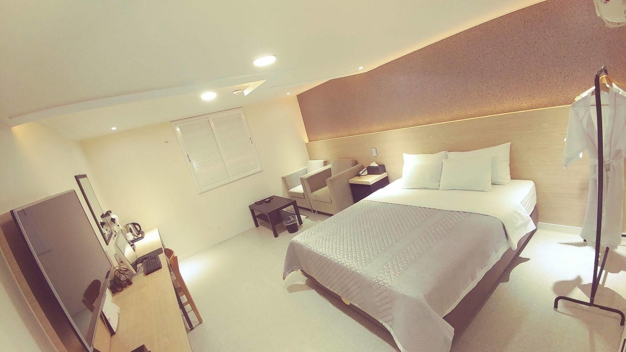 White Hotel Suwon Exterior foto